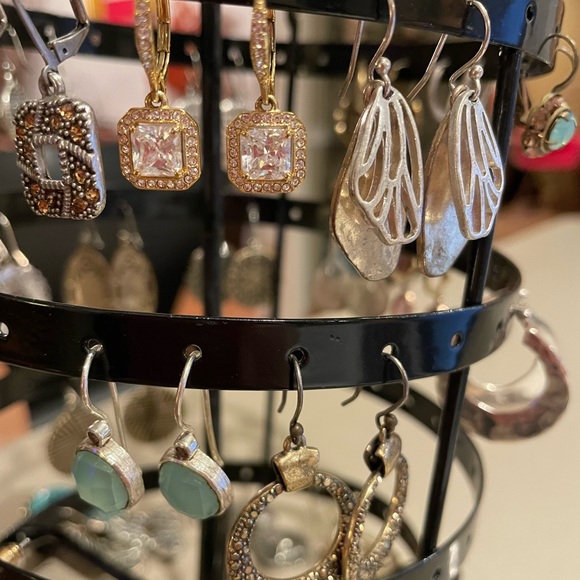 Assorted jewelry both costume both costume and real. - Picture 7 of 16